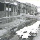 La calle Domingo Martínez con la calzada encharcada y sin asfaltar en 1970