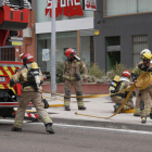 Dotaciones de bomberos y la Policía Nacional que han acudido al incendio en la calle Amadeo Arias