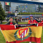 Roberto y David con la bandera con el escudo del Real Valladolid en las afueras del Veltins Arena