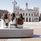 Vuelven a instalar los bancos en la plaza Mayor de Valladolid