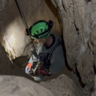 Uno de los rescatadores accede a la cueva.