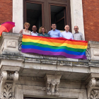 El GMS con la pancarta arcoíris en las dependencias del Ayuntamiento