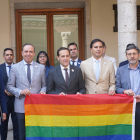 David Esteban, Víctor Alonso, Conrado Íscar, Guzmán Gómez y Francisco Ferreira, con la bandera arcoíris