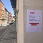 Cartel en la calle Ferrocarril anunciando una protesta por las obras