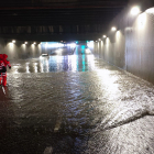 Vehículo atrapado por el agua que anega el túnel de San Isidro en Valladolid