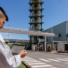 Un trabajador realiza un control digital de los consumos en las fábricas de Renault Group.