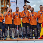 Equipo español medalla de plata en el mundial de salmónidos mosca disputado en Francia con Rubén Santos, primero por la derecha.