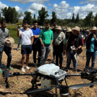 Medio millar de agricultores asistieron a las pruebas de tratamiento de los campos de Asaja Soria mediante drones.
