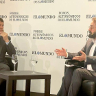El presidente de la Junta de Castilla y León, Alfonso Fernández Mañueco, y el director nacional de EL MUNDO, Joaquín Manso, en el Foro de EL MUNDO 'La España Vertebrada'.