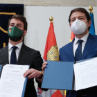 Juan García Gallardo y Alfonso Fernández Mañueco, en una imagen de archivo el día de la firma del pacto de Gobierno en Marzo de 2022.