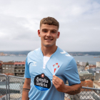 Garriel con la camiseta del Celta