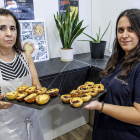 Isabel Barrondas y su hija Cintia Dos Santos muestran sus pasteles de nata.