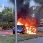 Incendio de un coche en la calle Manuel Jiménez-Alfaro.