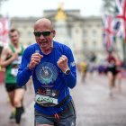 José Antonio González terminando la maratón de Londres