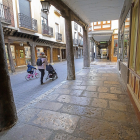 Calle comercial de Medina de Rioseco, donde el Ayuntamiento prevé colocar las taquillas inteligentes.
