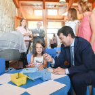 El presidente de la Junta de Castilla y León, Alfonso Fernández Mañueco, en la inauguración la Escuela de Educación Infantil de Pedrosa de Duero, en Burgos