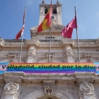 Bandera del orgullo gay en el balcón del edificio consistorial de Valladolid el 28 de junio de 2022.