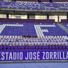 Asistentes al Congreso en las gradas del estadio