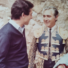 Paco Camino, junto al autor de este artículo en la plaza de toros de Valladolid el día de su definitiva despedida de los ruedos.