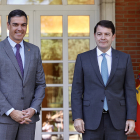 El presidente del Gobierno, Pedro Sánchez, recibe al presidente de la Junta, Alfonso Fernández Mañueco.