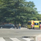 Imagen de los momentos posteriores a la colisión entre el turismo y la ambulancia en el paseo Juan Carlos I de Valladolid.