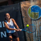 La vallisoletana Claudia Martín devuelve una bola de revés durante la final.