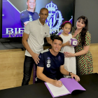 Joao Vitor firma por el Real Valladolid, ante su padre (Miranda), su madre y su hermana.