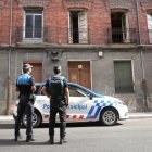 Vigilancia policial frente al edificio okupado en el número 6 de la calle Asunción.