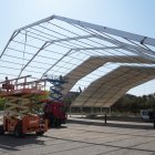 Instalación de la carpa para acoger las casetas de la Feria del Folklore y Gastronomía