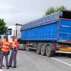 Momento captado entre los agentes y el camionero