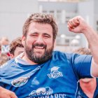 Alberto Blanco celebra su último título: la Liga 23-24 ganada en campo del Burgos.