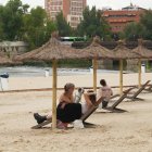 Las nuevas sombrillas, tumbonas y duchas de la playa de Las Moreras