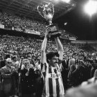 El capitán Pepe Moré alza la Copa de la Liga de 1984.