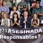 Celebración de un minuto de silencio ante la Delegación del Gobierno.