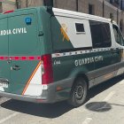 El furgón de la Guardia Civil con el acusado de asesinar a su mujer en Pajarillos sale del Juzgado camino de la cárcel