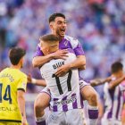 Los extremos blanquivioleta Moro y Biuk celebran el ascenso ante el Villarreal B.