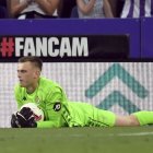 Hein bloca el balón tumbado sobre el césped del José Zorrilla, ante el Espanyol.