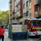 Bomberos en la calle veinte metros de Valladolid, donde tuvo lugar el fuego