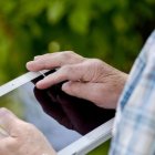 Un hombre con una tablet, en una imagen de archivo.