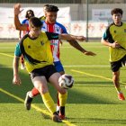 Un jugador del Mojados controla el balón durante el partido.