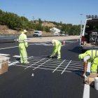 Trabajos de señalización que culminan las obras en la glorieta de salida a Burgos tras eliminar un punto negro.