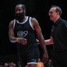 El vallisoletano Hugo López junto al NBA James Harden.