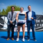 Celia Cerviño posa con el trofeo de campeona con el director general de deportes de la Junta y el presidente de la Federación de Tenis de Castilla y León..