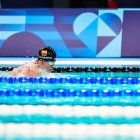 Luis Huerta en la piscina de La Dense Arena de París en  la final de los 100 m braza SB4.