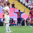 Mirada impotente del Real Valladoid ante la celebración de uno de sus tres goles Raphinha en el 7-0 del Barça al Real Valladolid.