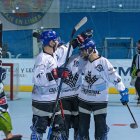 Jugadores del Caja Rural CPLV celebran un gol.