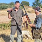 Dos cazadores palentinos pegando la hebra esta media veda.