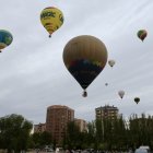 Vista panorámica de los globos en el cielo vallisoletano