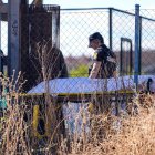 La policía junto al cadáver de la mujer arrollada por el tren en el apeadero de la UVA