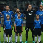 Hein, en el centro, canta el himno de Estonia ante del partido contra Eslovaquia.